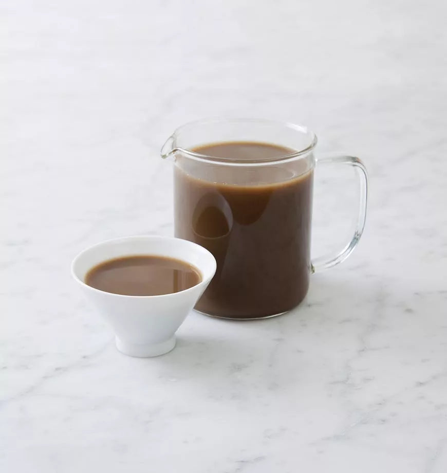A pitcher and cup of tae displayed together, accompanied by a bowl of houjicha powder tea.